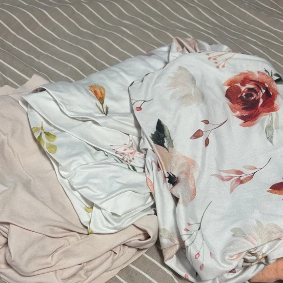 Crib sheets and swaddles bundle - Picture 2 of 3